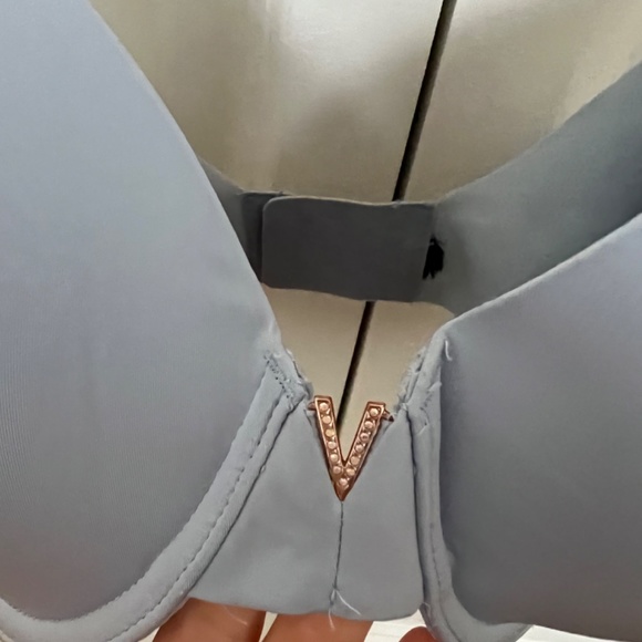 Victoria Secret 34DD - Picture 2 of 4